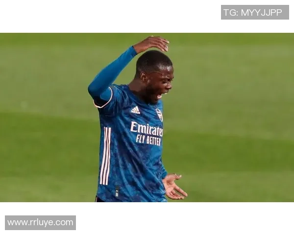 当年绿茵场上万人追捧的巨星如今却在寂静看台回望昔日辉煌 当年绿茵场上万人追捧的巨星如今却在寂静看台回望昔日辉煌