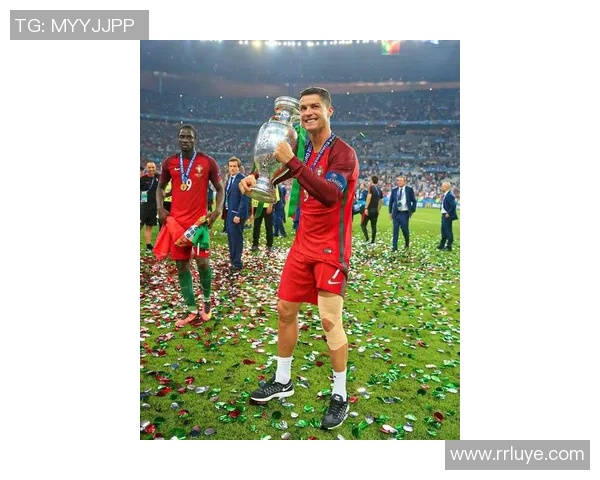 足球历史十大神级球星排名 盘点最具影响力的传奇人物与精彩瞬间