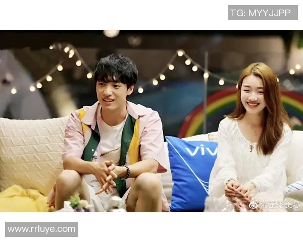 足球场外的心动瞬间：球星们的甜蜜恋爱日常与情感故事